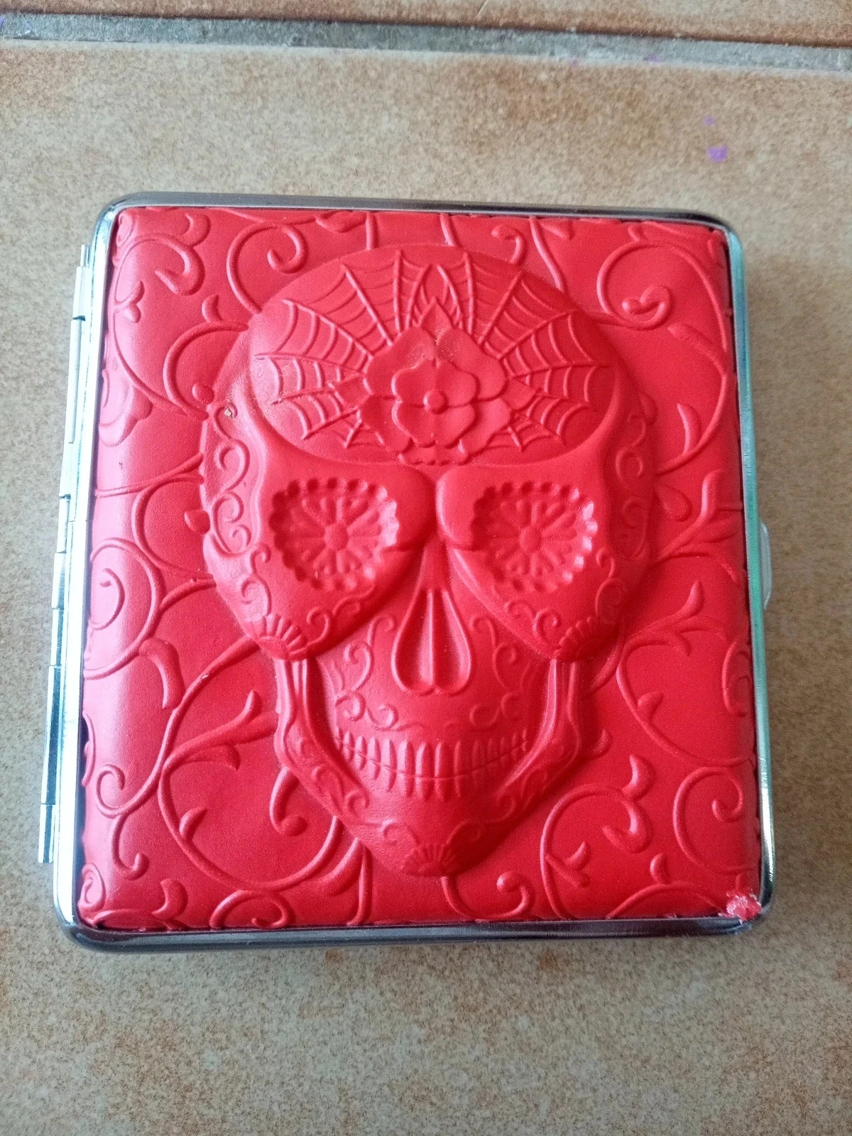 Étui à cigarettes rigide rouge avec tête de mort en relief - Style rock / gothique